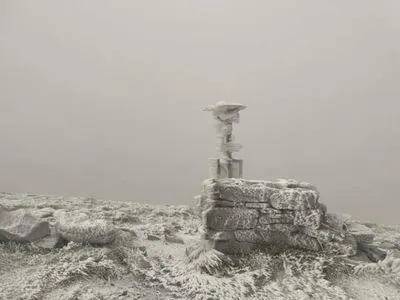 У Карпатах уже справжня зима: туристам радять відкласти похід у гори