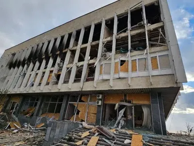 Херсон под огнем оккупантов: одно из попаданий - по библиотеке имени Гончара, есть существенные разрушения