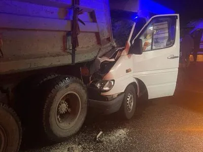 Маршрутка зіткнулася з вантажівкою на Київщині: є травмовані