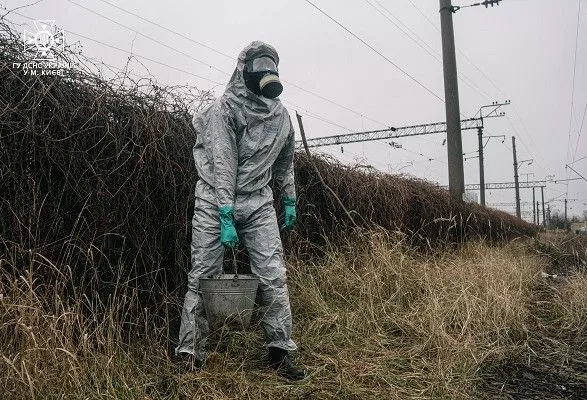 20 кг ртуті просто неба: у Києві поблизу залізничних колій знайшли пів відра токсичного металу