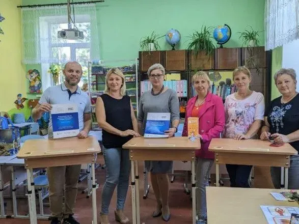 Внесок у здоров'я майбутнього покоління: благодійники забезпечили дев'ять шкіл Львівщини спеціальними партами