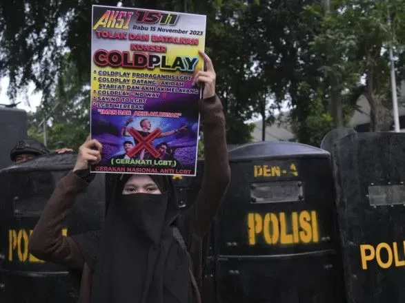 В Индонезии протестуют против концерта Coldplay из-за поддержки группы ЛГБТК+