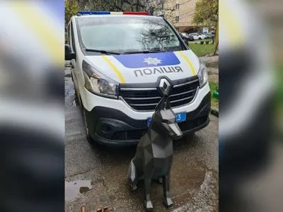 У Вінниці під час комендантської години вкрали скульптуру собаки: винним загрожує до восьми років тюрми