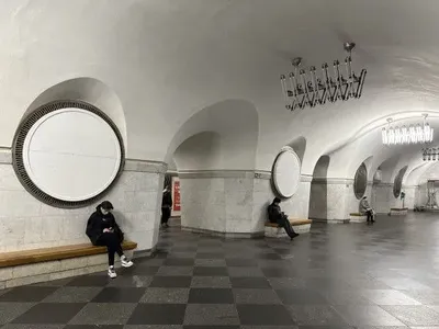 "Спрячут" вождей, серп и молот: на стенах станции столичного метро "Вокзальная" начали маскировать коммунистическую символику