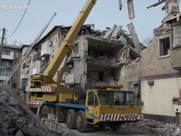 Селидове: як шукають людей у завалах знищеної багатоповерхівки — відео ДСНС