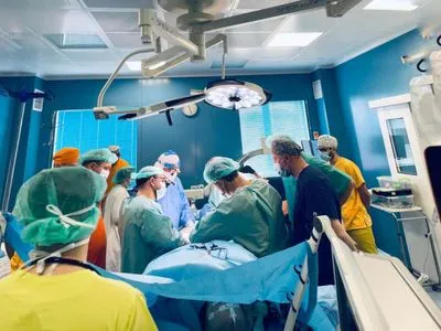 Во Львове провели редкую операцию: девушке с онкологией удалили среднюю часть конечности, а нижнюю пришили задом наперед