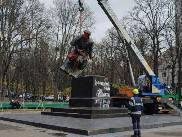 У Києві демонтували пам’ятник пушкіну