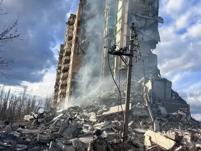 Ракетный удар рф по многоэтажке в Селидово: три человека ранены, под завалами могут находиться еще два человека