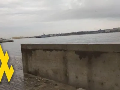 В Севастопольской бухте оккупанты строят заграждения от атак с моря — “АТЕШ”