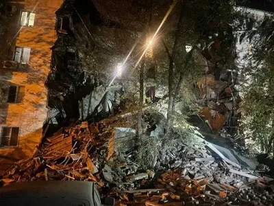 В российской Астрахани обвалилась часть пятиэтажки: под завалами могут быть люди