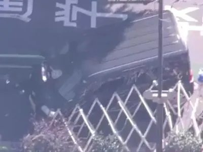 В Японии мужчина протаранил баррикаду возле посольства Израиля: пострадал полицейский