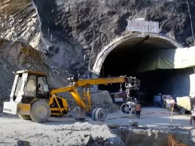 В Індії досі під завалами 40 робітників у тунелі в Гімалаях: для порятунку спробують нову машину