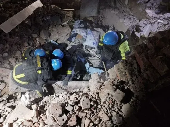 Ракетный удар рф по Селидовому: спасательные работы продолжаются вторые сутки, под завалы ищут еще двух человек