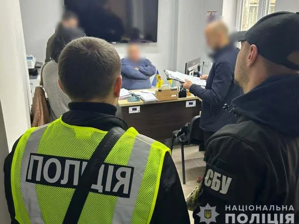 Вимагав хабар у військового: на Буковині затримали голову ВЛК