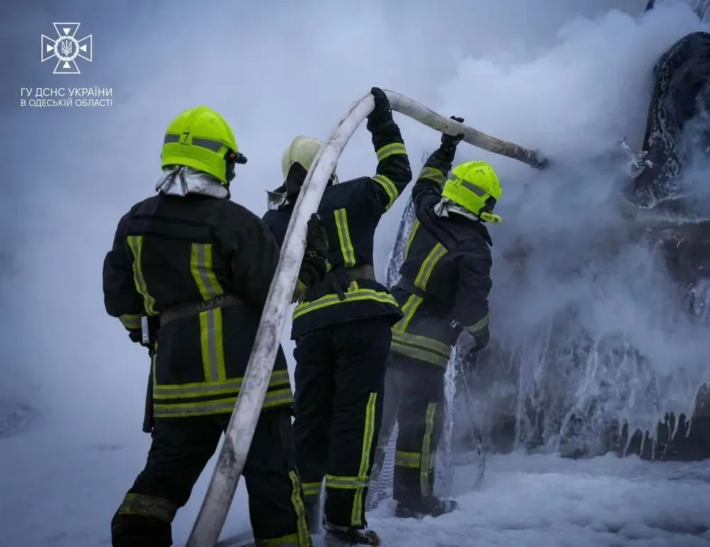 Fire extinguished in Odesa region after night attack by Russia: rescuers show how it happened