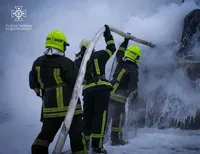 На Одещині загасили пожежу після нічної атаки рф: рятувальники показали, як це було