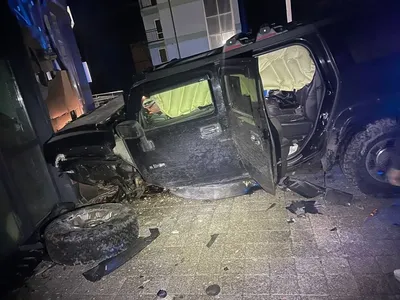 На Киевщине пьяный водитель на Hummer врезался в дом: есть пострадавшие