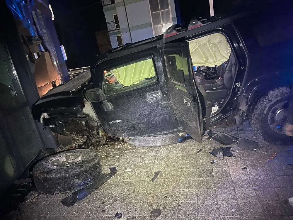 На Київщині водій напідпитку на Hummer врізався в будинок: є постраждалі