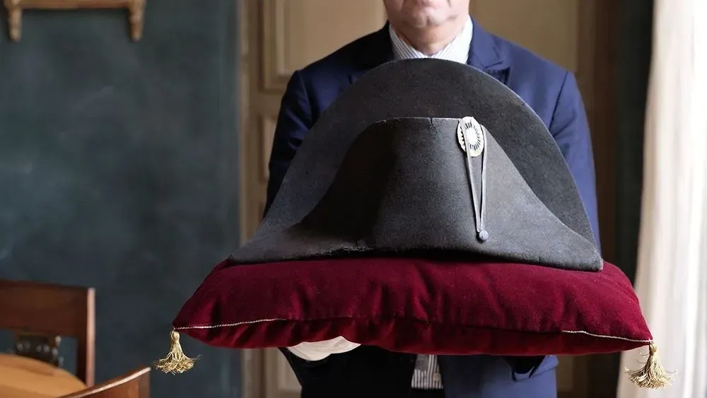 Фирменную двурогую шляпу Наполеона могут продать на аукционе за более 600 тыс. евро