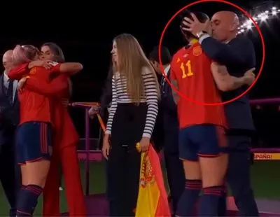 Колишнього керівника іспанського футболу відсторонили від спорту на три роки за поцілунок