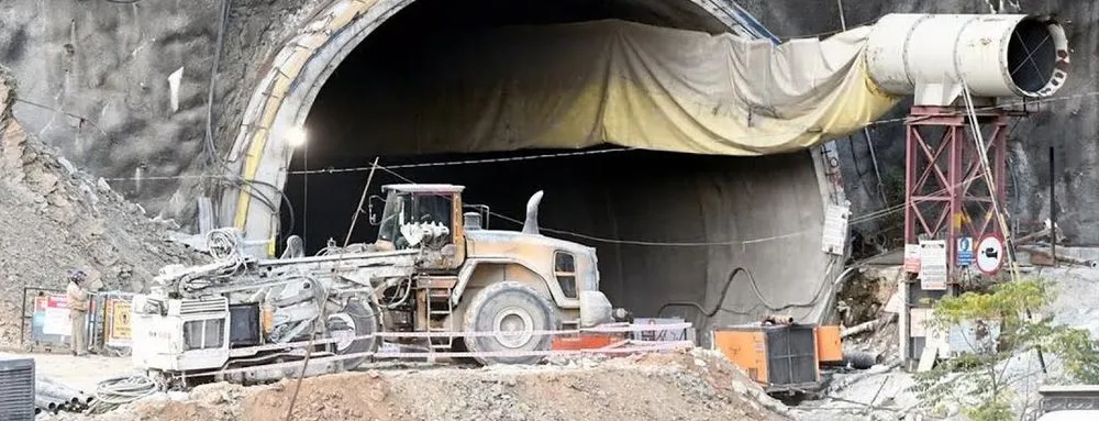 Порятунок 40 робітників під завалами у тунелі в Індії: спробують новий спосіб буріння