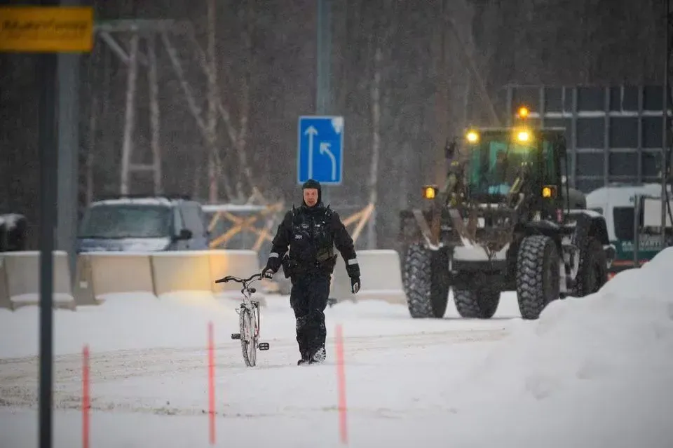 Fence on the border between Finland and Russia: Dozens of migrants stuck at checkpoints