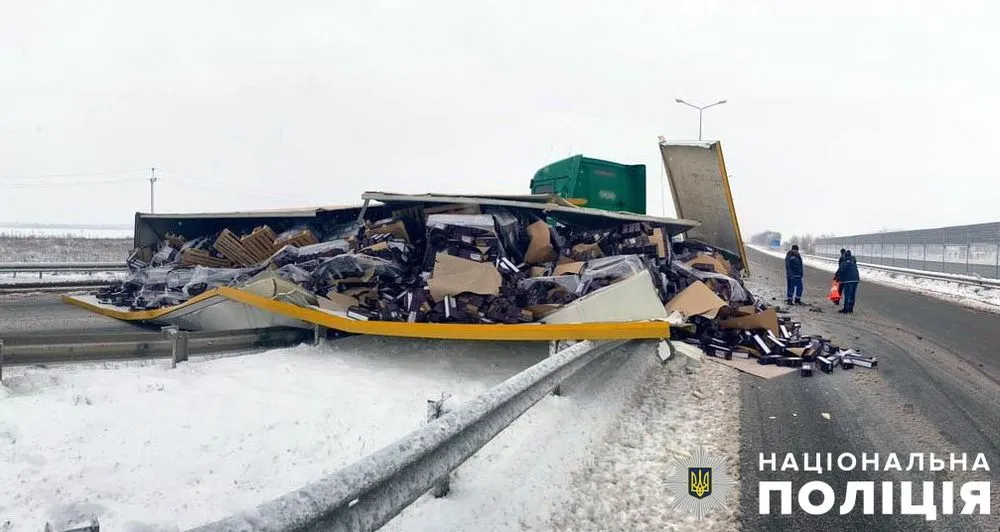 Truck overturns on highway near Poltava, causes difficulties for traffic