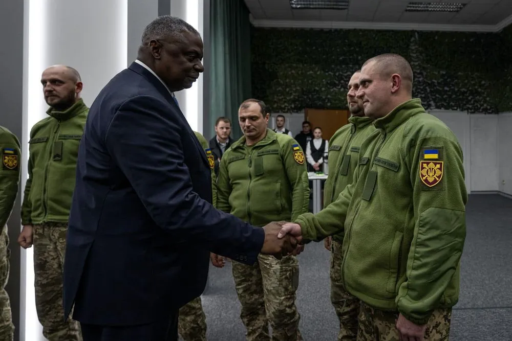 "Люди по всему миру поражены вашей отвагой": министр обороны США - украинским военнослужащим