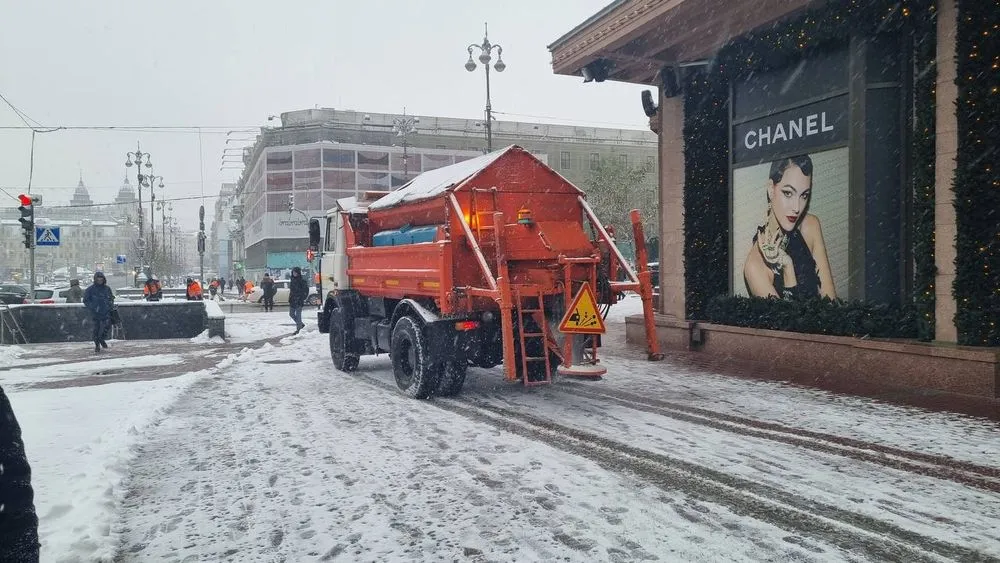 Київ засипало снігом, триває прибирання вулиць