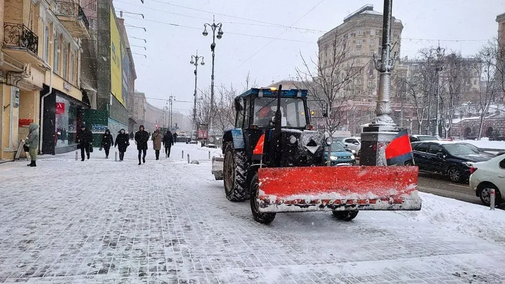 In Kyiv, 132 units of equipment are working on city roads and sidewalks