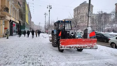 В Киеве на городских дорогах и тротуарах работают 132 единицы техники