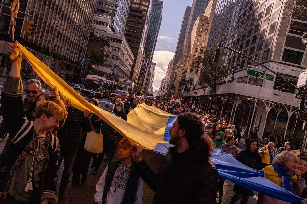 Развернули 30-метровый флаг Украины: в Нью-Йорке почтили память жертв Голодомора
