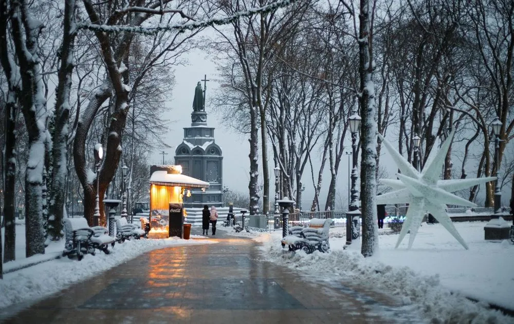Снігопад у Києві: дороги та тротуари прибирають понад 230 одиниць техніки
