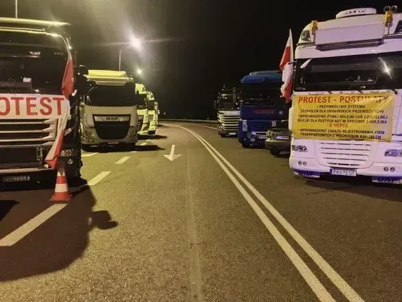 Polish farmers threaten to extend border blockade until January