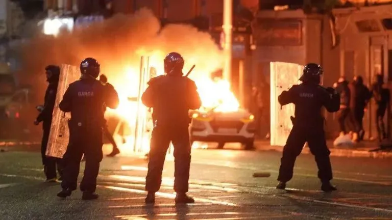 В Дублине вспыхнули антимигрантские беспорядки после ножевого нападения на 5-х человек