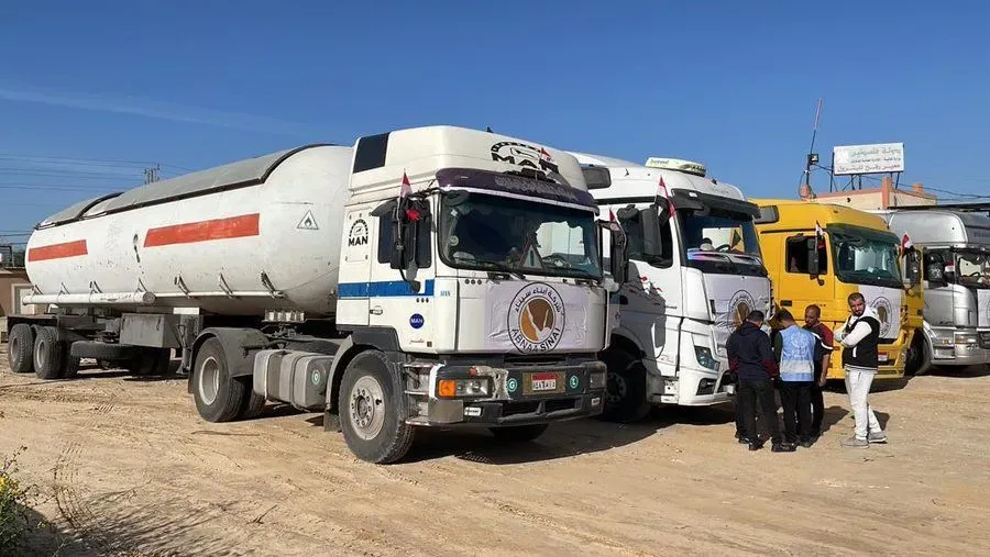 90 trucks with humanitarian aid and eight fuel and gas tanks enter Gaza