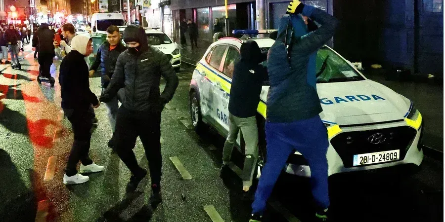 Массовые беспорядки в Ирландии: 34 протестующих задержаны, ранены несколько полицейских