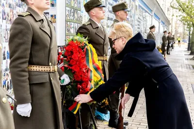 В Украину с визитом прибыла премьер-министр Литвы Шимоните: почтила погибших защитников