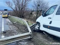 На Рівненщині авто в'їхало у відбійник: пасажирка отримала поранення