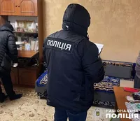 Доставляли наркотики по Киеву: столичные полицейские разоблачили группу наркодилеров