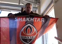 FC Shakhtar team handed over a new club flag to the Chief Sergeant of the 110th Brigade Viktor Zharuk