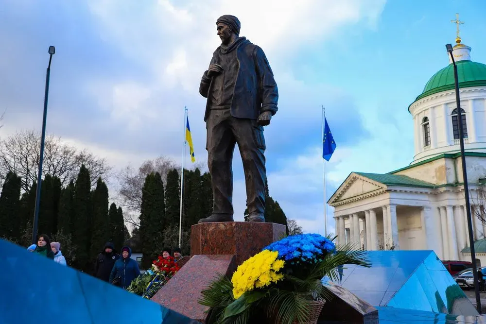 A memorial to the Heroes-Defenders of Ukraine was unveiled in Nizhyn, with a sculpture of Hero of Ukraine Oleksandr Matsievskyi in its center