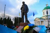 У Ніжині відкрили Меморіал Героям-Захисникам України, в центрі якого - скульптура Героя України Олександра Мацієвського