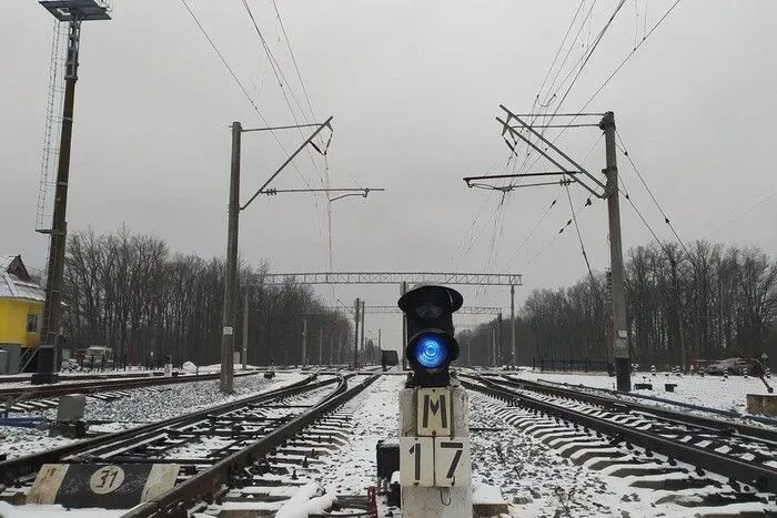 Укрзализныця готова к сложным погодным условиям и призывает отдать предпочтение поездам, а не автотранспорту