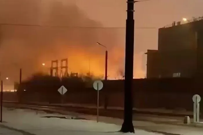 Massive fire at tractor factory in Chelyabinsk, Russia: transformer explodes