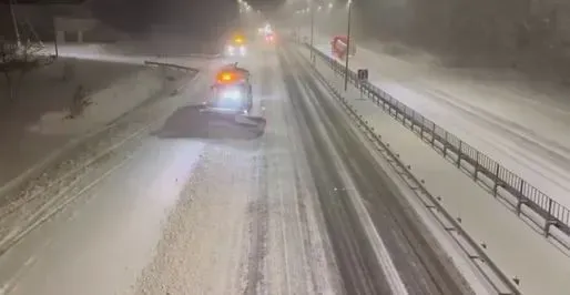 Snowfall has intensified: road clearing is underway around the clock in Kyiv region