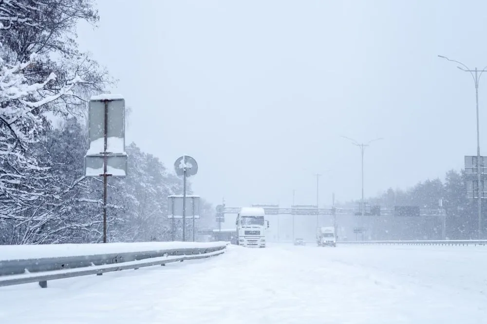 У Києві починають діяти обмеження на в'їзд великогабаритного транспорту через снігопад
