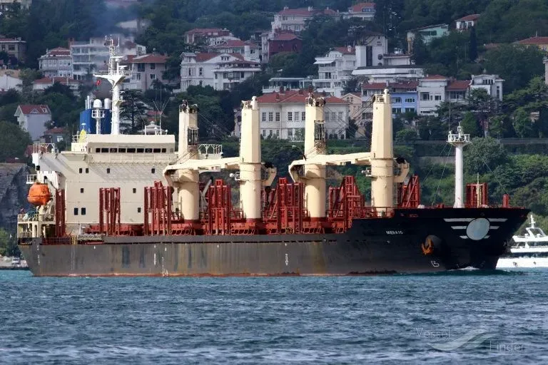 В Черном море сухогруз под флагом Белиза выбросило на мель