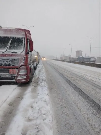 Влада Одещини змушена залучати БТРи, щоб евакуювати людей зі снігових пасток