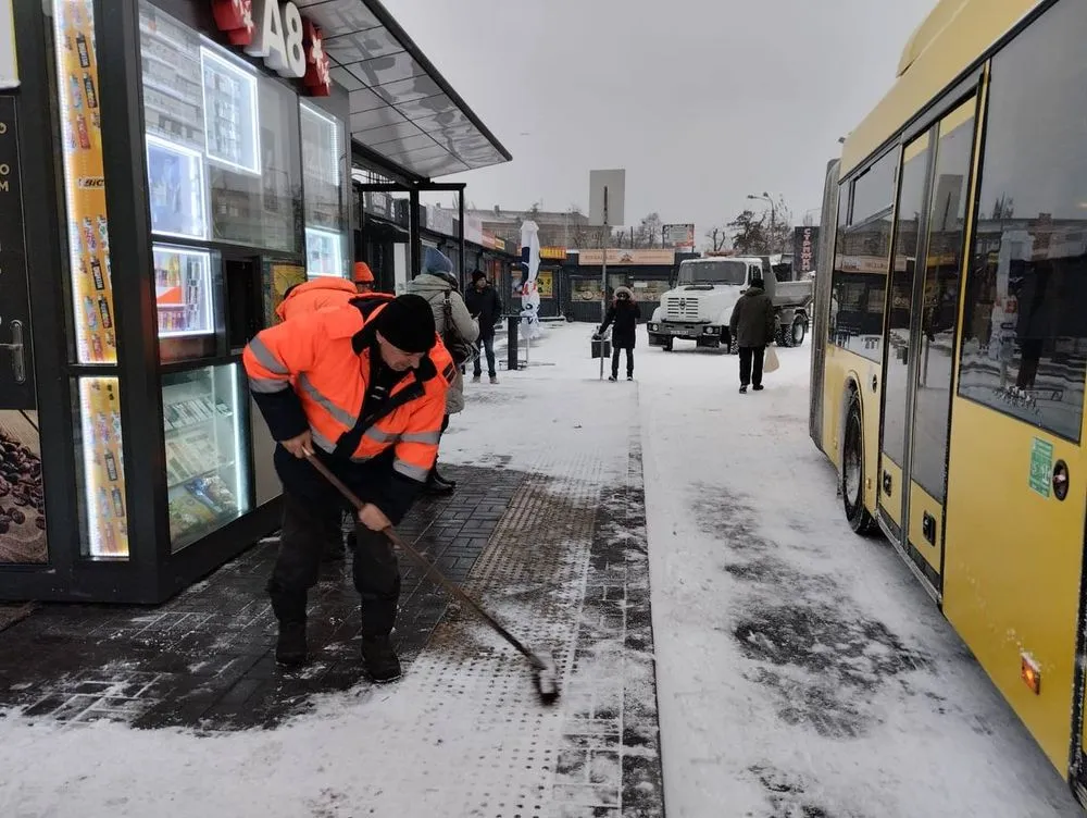 Непогода в столице: дороги от снега очищают 294 единицы спецтехники